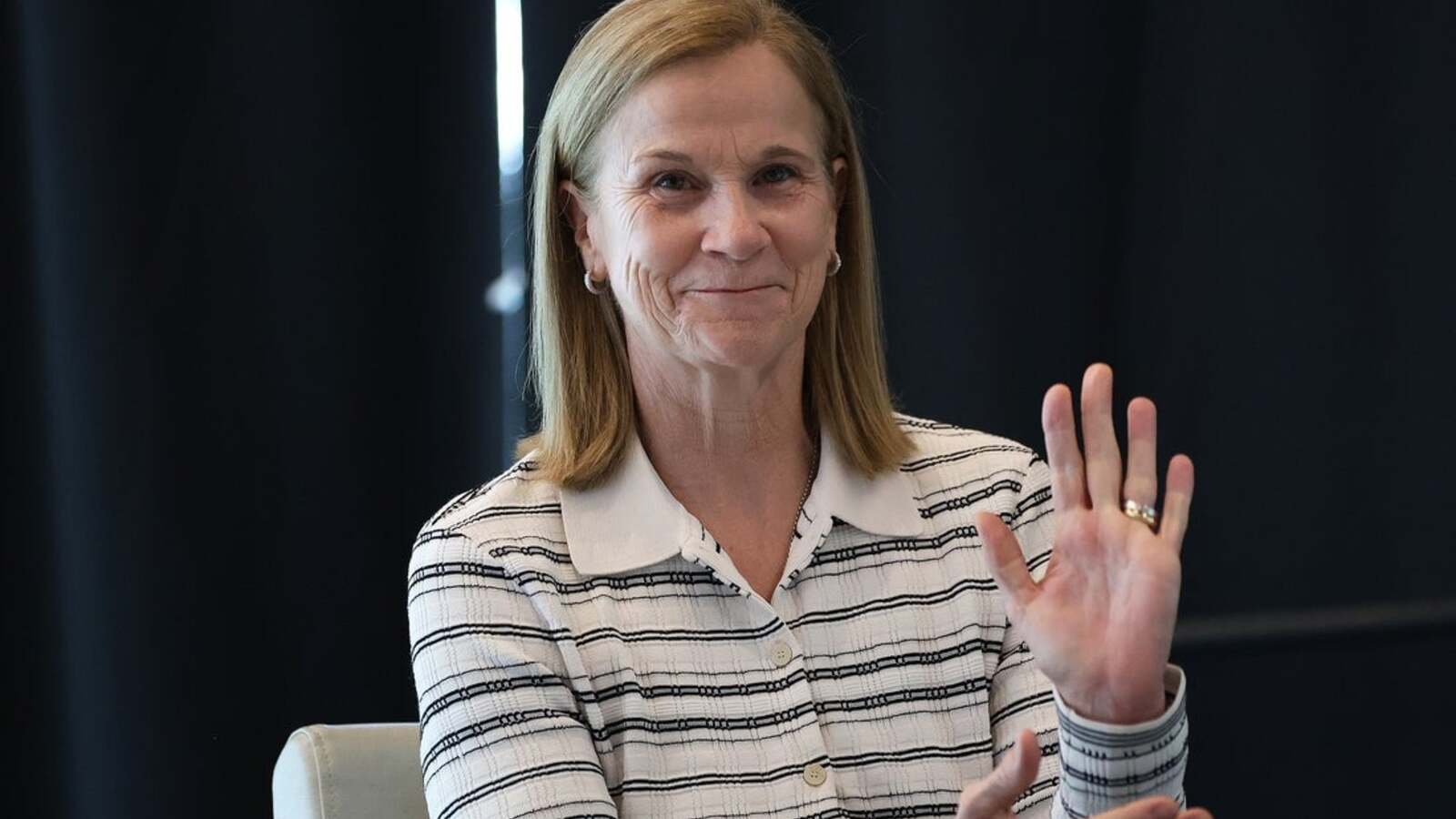 FIFA rules all women's teams must have female coaches | Yardbarker