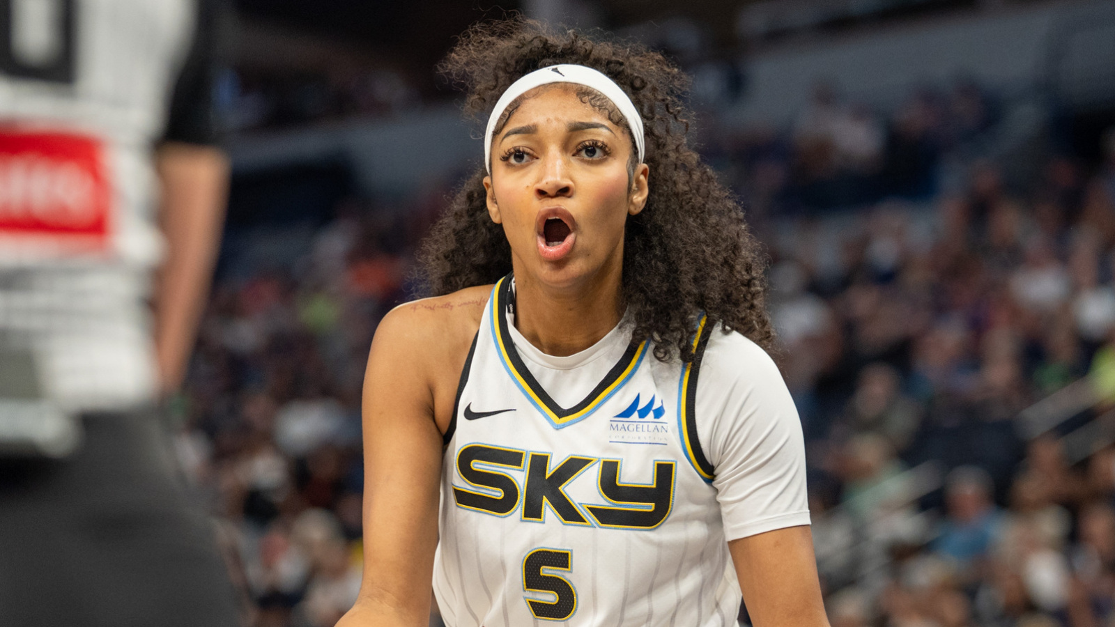 https://www.yardbarker.com/media/7/5/75156886f119cf4c3064f4449b802a385384f989/thumb_16x9/angel-reese-believes-wnba-officiating-problem.jpg?v=1