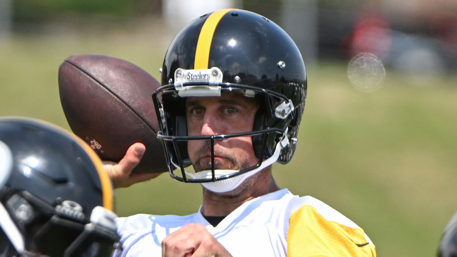 https://www.yardbarker.com/media/7/5/7532ae7e89aa94794e914c43239a4d1645803181/thumb_16x9/steelers-teammate-shares-rodgers-views-jets-clash.jpg?v=3