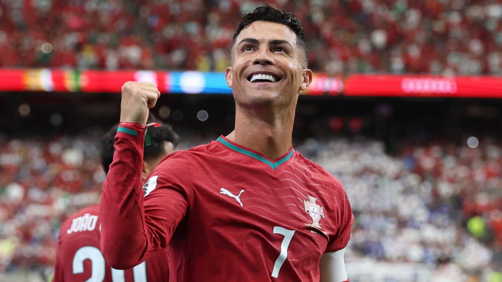https://www.yardbarker.com/media/7/5/7557a207c763694b55b3be7953a0e6a946bd4a8b/thumb_16x9/cristiano-ronaldo-answers-critics-throwback.jpg?v=1