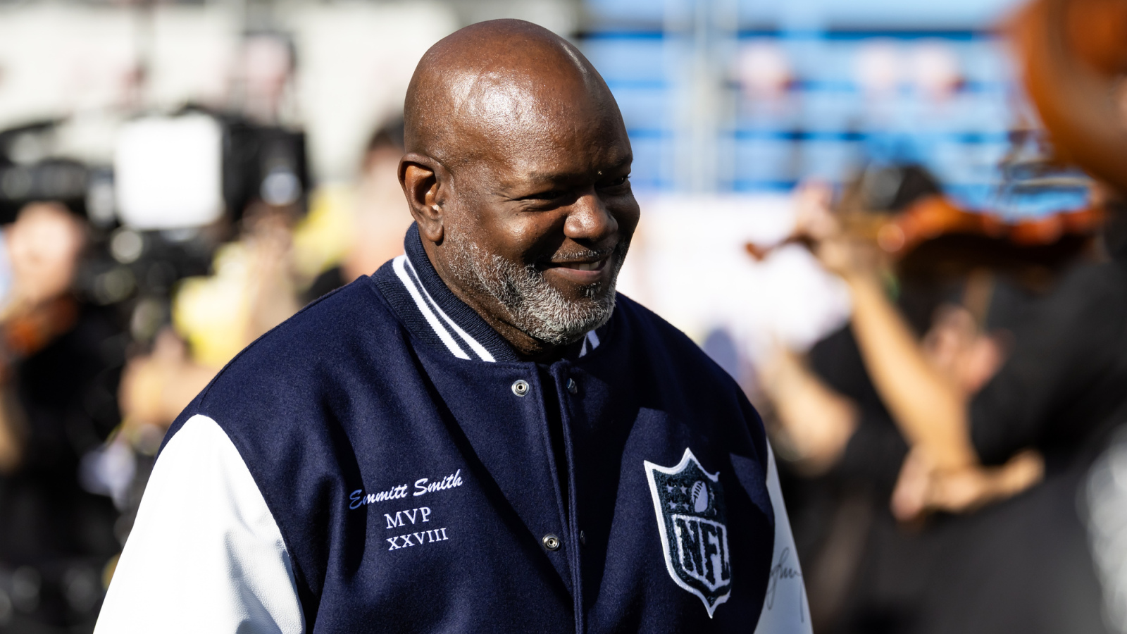 https://www.yardbarker.com/media/7/5/755b83687370bea2716c3dbca89be050e8f88134/thumb_16x9/emmitt-smith-reacts-cowboys-controversial-george.jpg?v=1