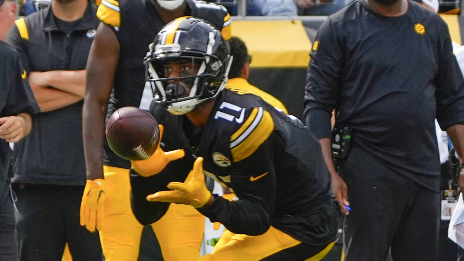 Steelers' trade for WR Allen Robinson II proving valuable off the field