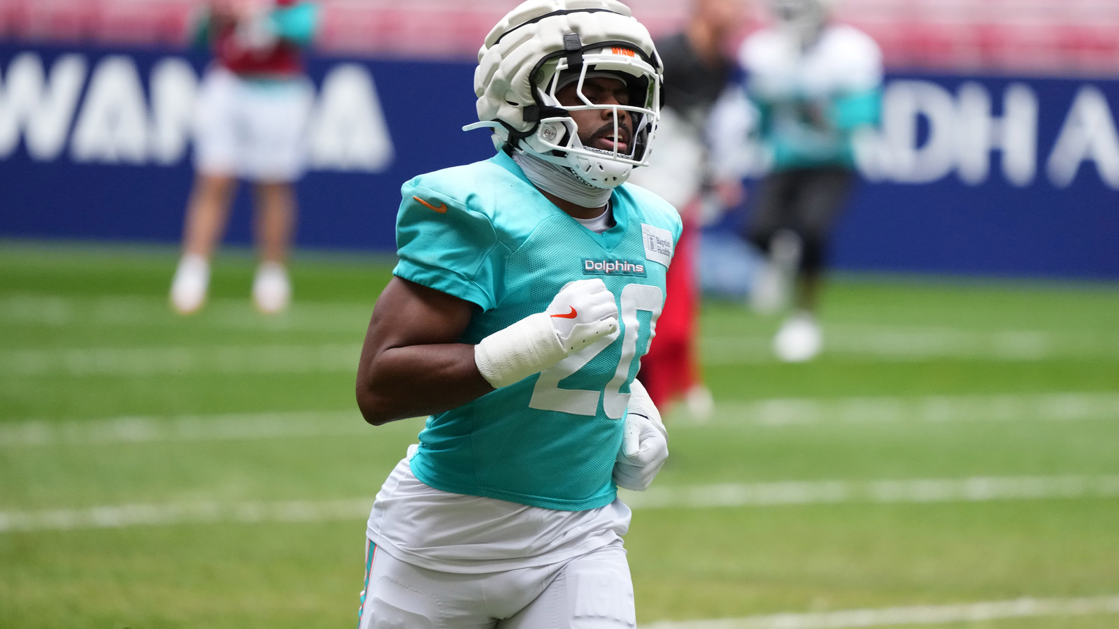 Dolphins Linebacker Discusses New Teammates and Coaching Changes