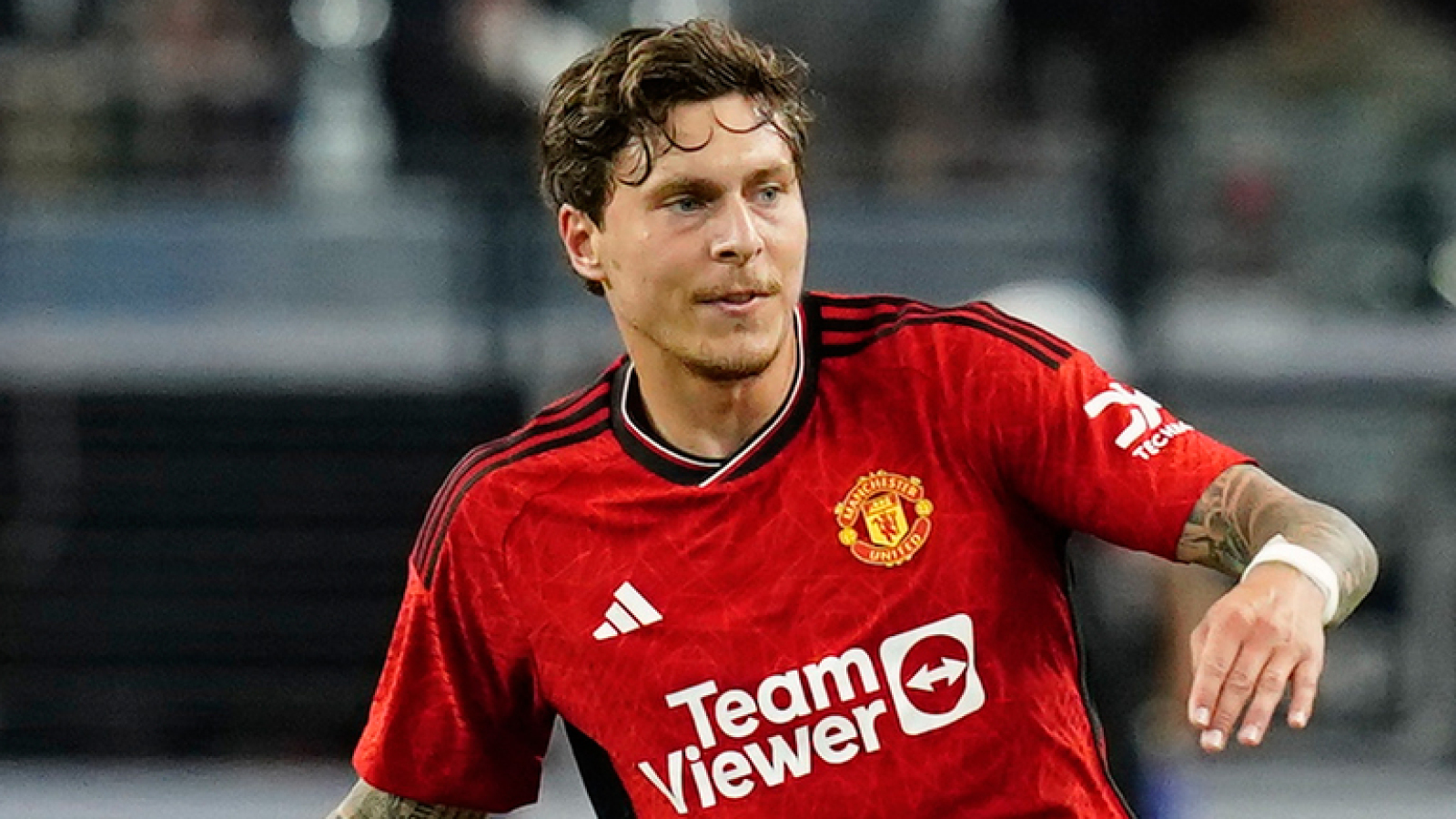 https://www.yardbarker.com/media/7/5/75e992dd894cc8e90f2e9a9ee3424a7cd4e5a5b1/thumb_16x9/former-manchester-united-defender-signs-aston.jpg?v=3
