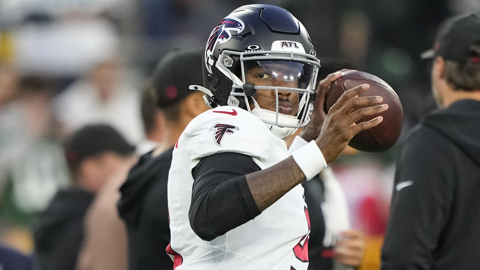 https://www.yardbarker.com/media/7/6/7640380942be534c68b04ee5ca1a2e87f408f669/thumb_16x9/michael-penix-jr-sends-warning-falcons-blowout.jpg