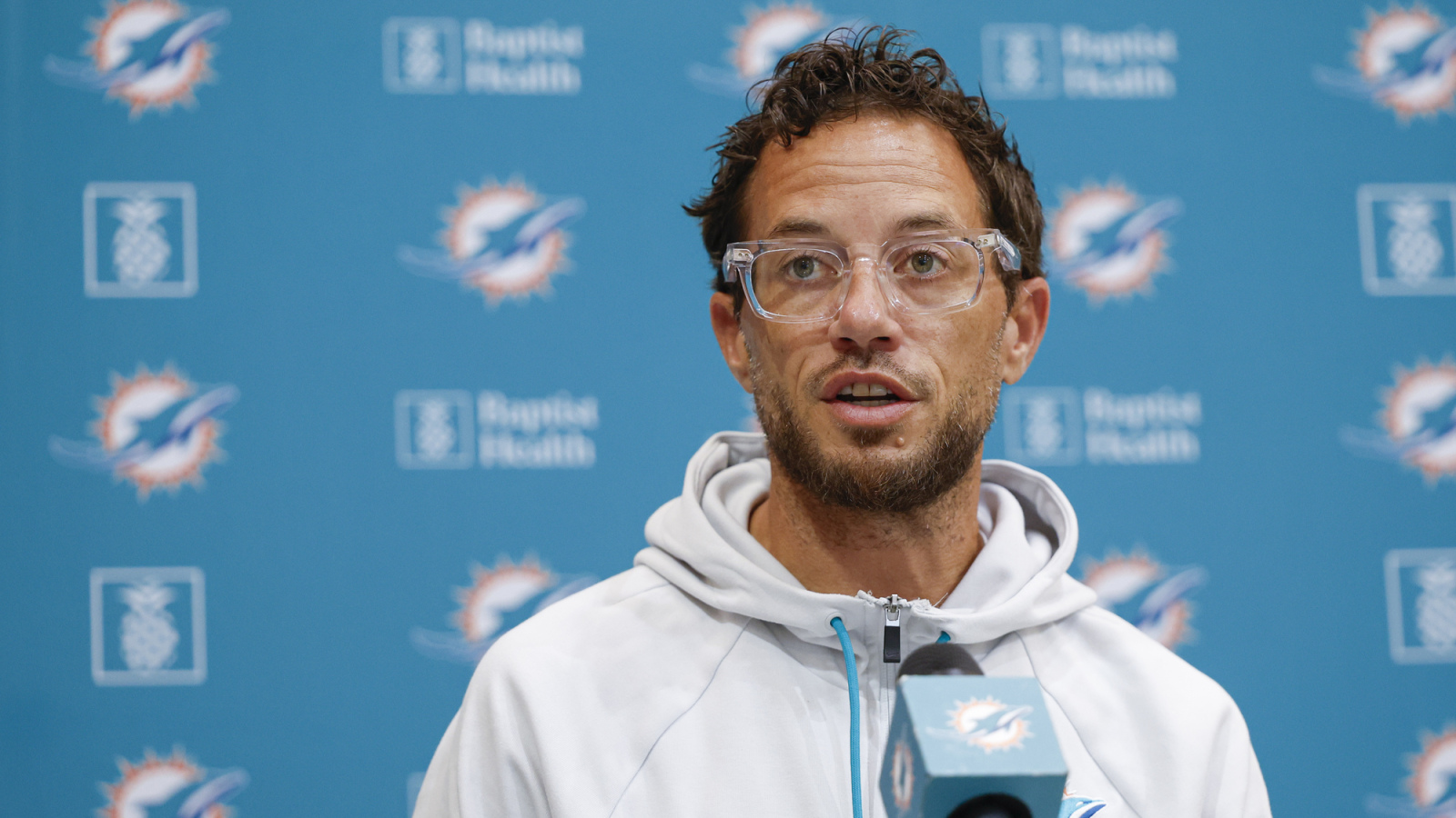 https://www.yardbarker.com/media/7/7/773fa49595096414c0b4580bca526dbed6bf19f7/thumb_16x9/dolphins-prove-soft-amid-reported-cheap-shots.jpg?v=1