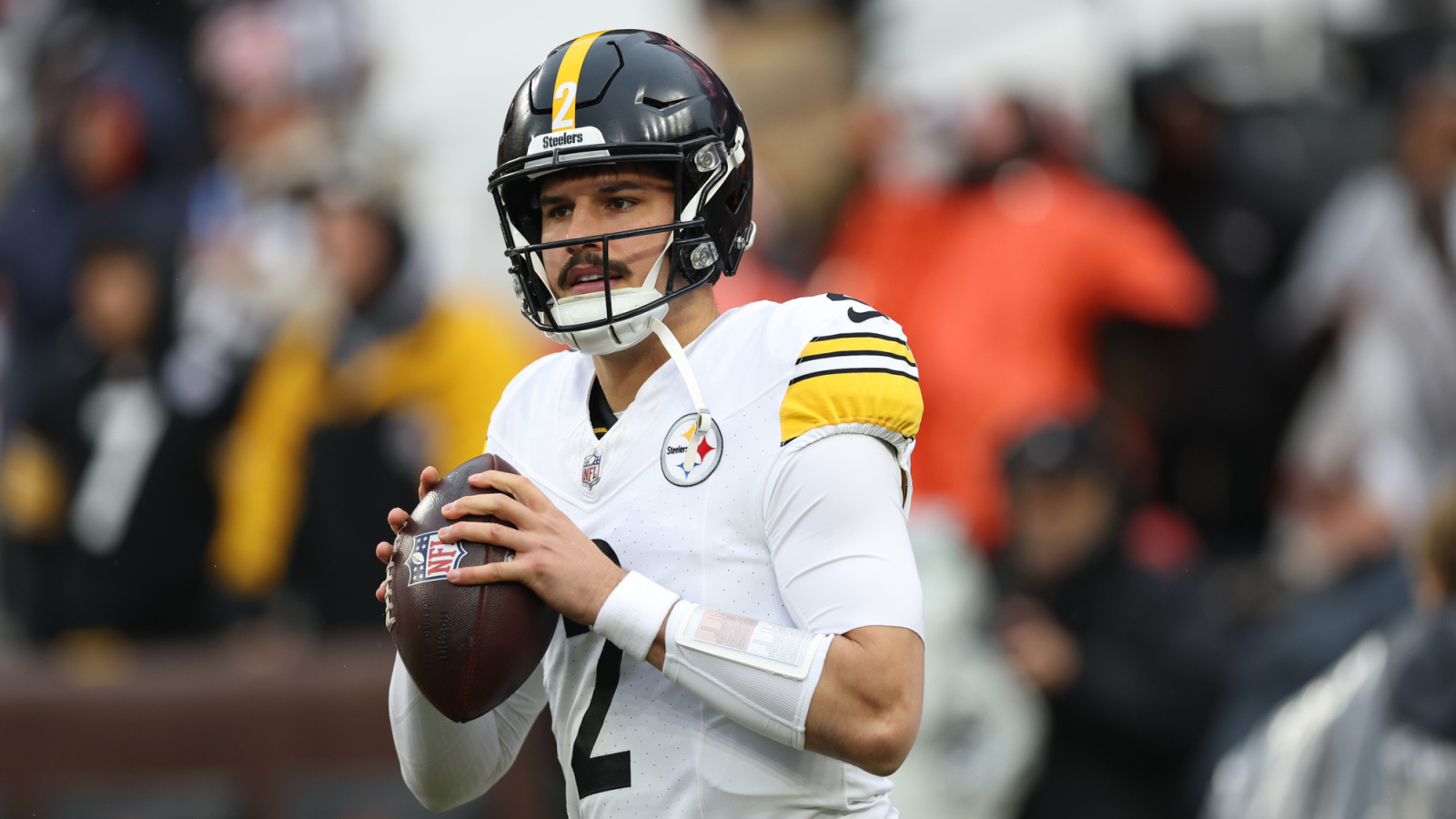 https://www.yardbarker.com/media/7/7/77587c05be84bc46c5f6e969661f28e06f25083c/thumb_16x9/five-nfl-players-must-impress-training-camp-risk.jpg?v=1