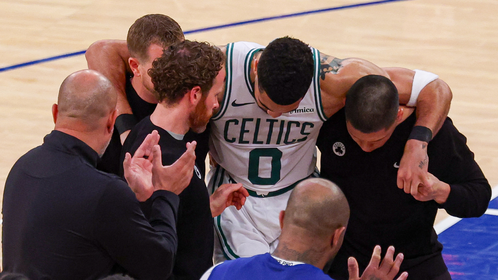 https://www.yardbarker.com/media/7/8/7858e4e0d607608f4f1e396dab03958a1371df0f/thumb_16x9/celtics-blow-big-lead-vs-knicks-lose-jayson-tatum.jpg?v=1