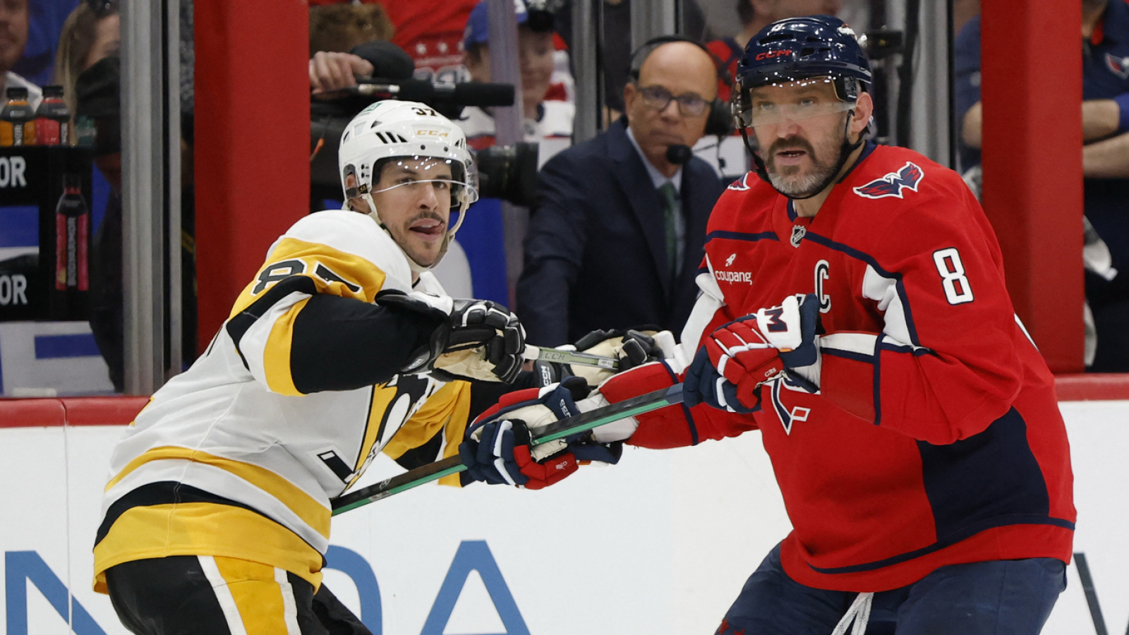 https://www.yardbarker.com/media/7/8/78808b4d5c56444672f50c317206d629112adaba/thumb_16x9/father-time-rears-ugly-head-alex-ovechkin-vs.jpg?v=1