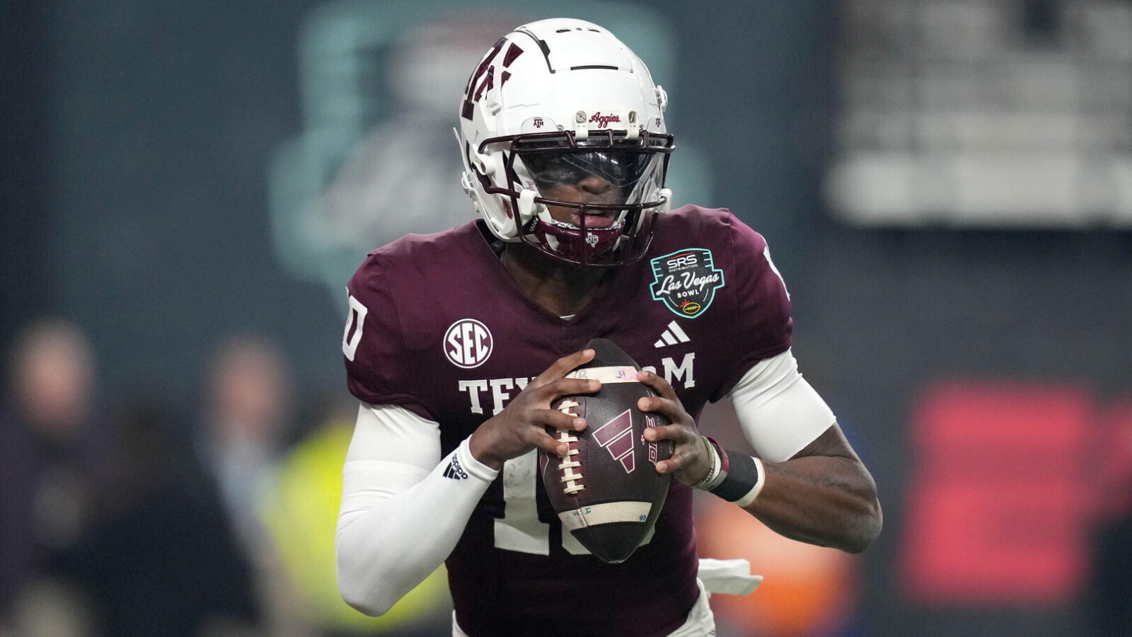 https://www.yardbarker.com/media/7/8/78d8a0d69b47f16705674aceba1965f9a958f267/thumb_16x9/johnny-manziel-giving-advice-texas-m-qb-marcel.jpg?v=1
