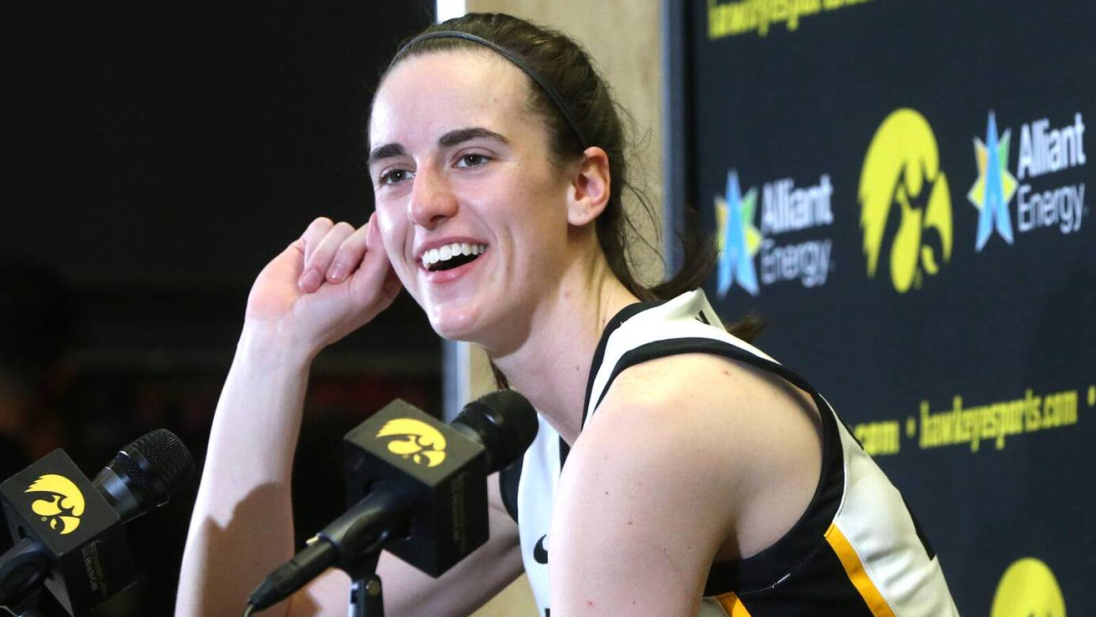 Caitlin Clark explains decision to declare for WNBA Draft | Yardbarker