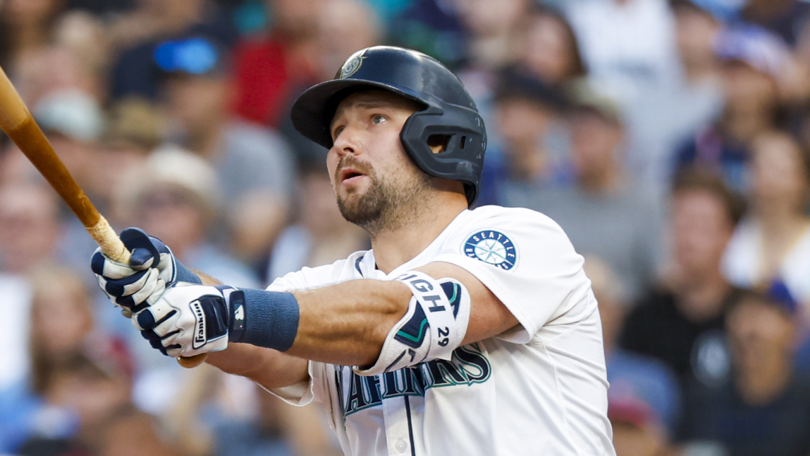 https://www.yardbarker.com/media/7/8/78f37c1dadc5e054f62536be685a47aea23aefcc/thumb_16x9/cal-raleigh-eyes-legends-hitting-50th-home-run.jpg?v=1