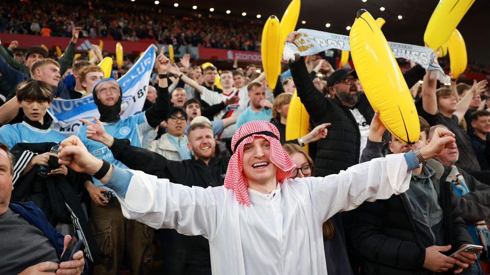 It recalls a dark past: Manchester City fans suddenly pull out ...