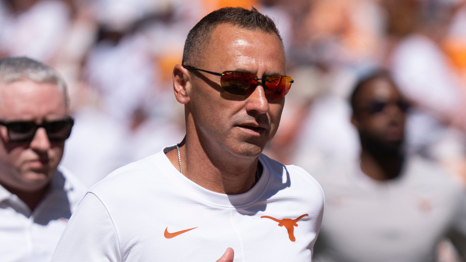 https://www.yardbarker.com/media/7/a/7a6507101dde7d37a5daff9af3d3ecbf206565b5/thumb_16x9/texas-insider-reveals-would-sarkisian-bench.jpg?v=1