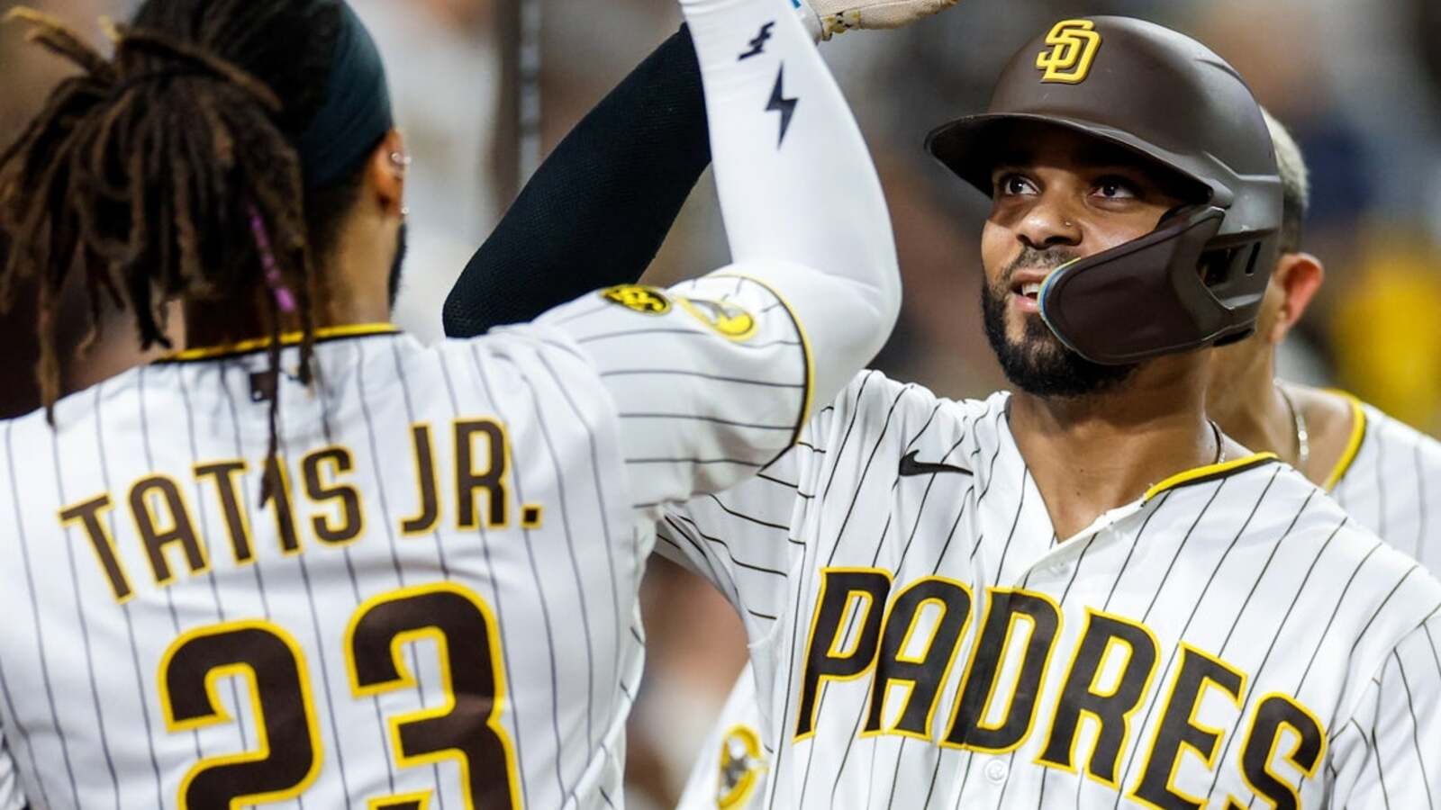 Padres clinch home field for wild-card round; D-backs remain alive