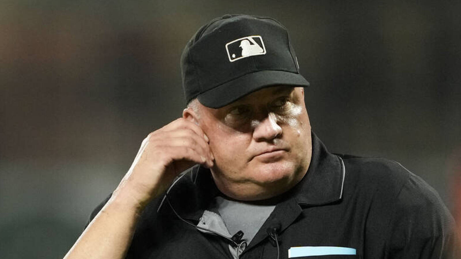 Umpire has awkward hot mic moment during challenge Yardbarker
