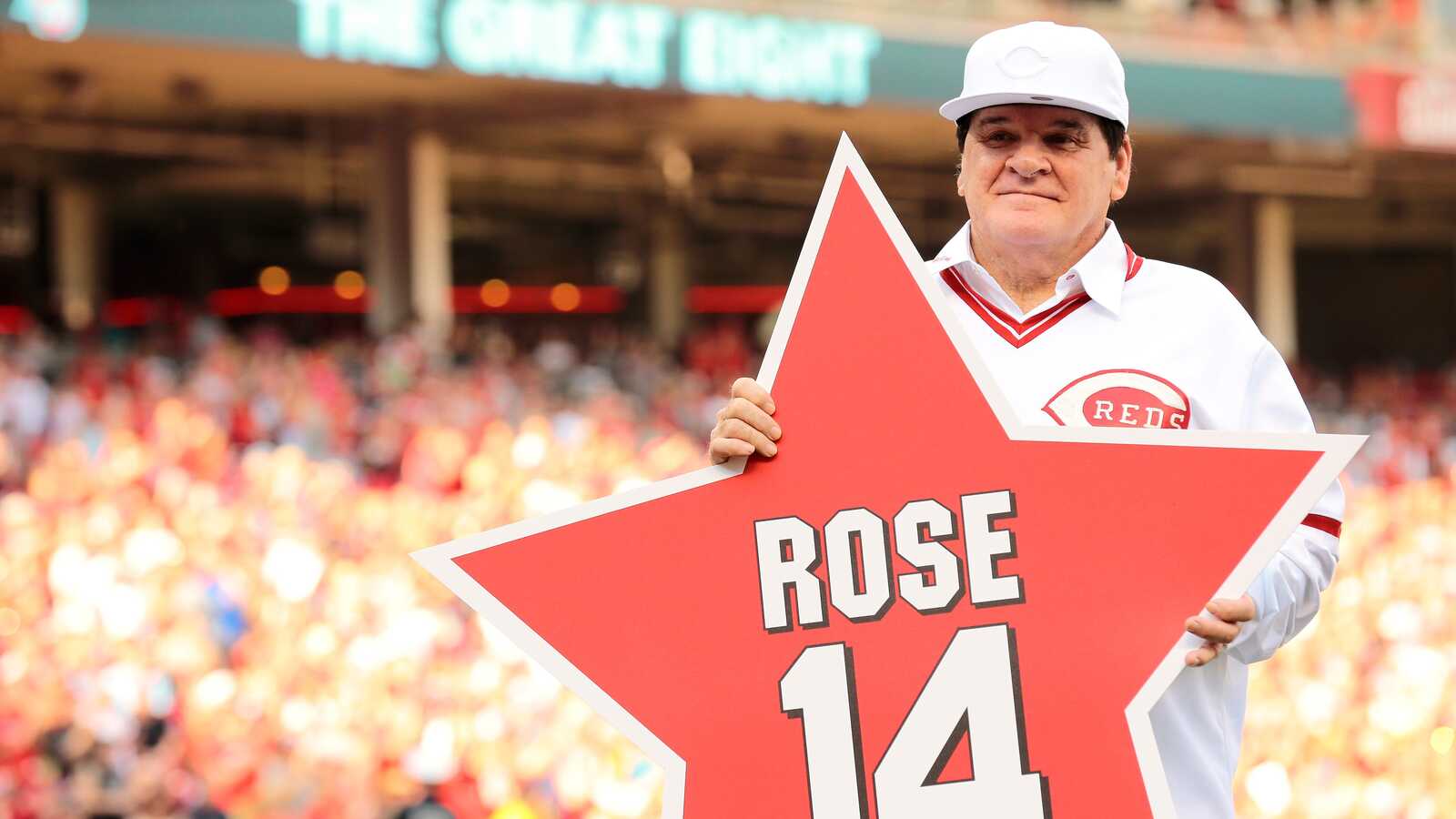 https://www.yardbarker.com/media/7/b/7b4c550a790320214949300862d8964da77fe882/thumb_16x9/reds-great-pete-rose-holds-star-bearing-his-name.jpg
