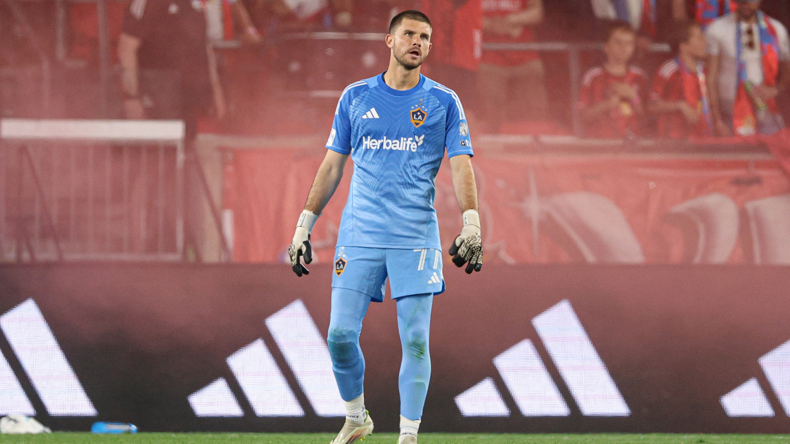 https://www.yardbarker.com/media/7/b/7bcd2c8c0cee9e75c5a583c45e8f11fdfc709762/thumb_16x9/la-galaxy-goalkeeper-john-mccarthys-expression.jpg?v=1