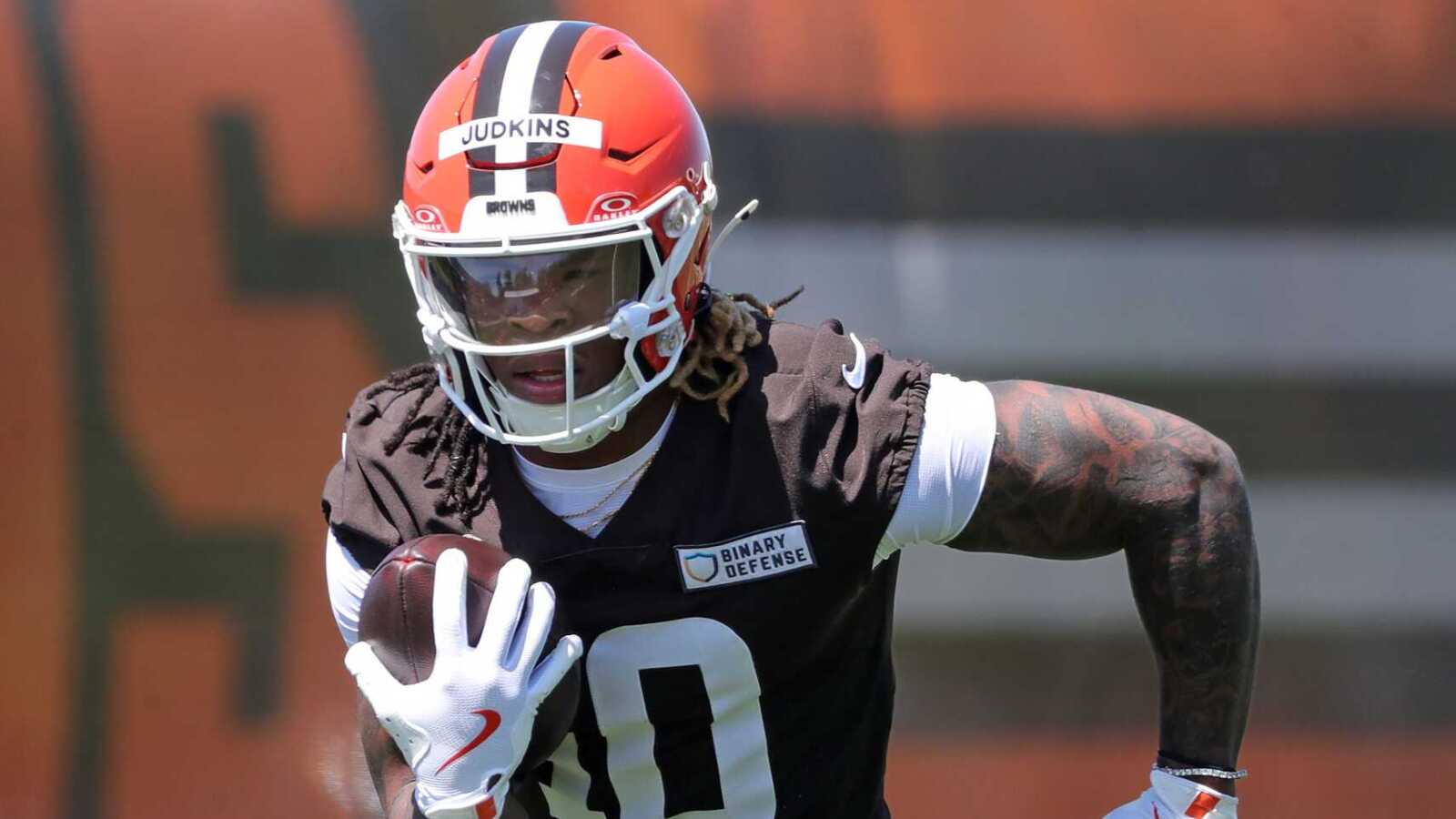 https://www.yardbarker.com/media/7/b/7be42681ebdfe4fcfcd9c71bc0dfcc83e9ad52d2/thumb_16x9/browns-rookie-running-back-quinshon-judkins.jpg?v=1