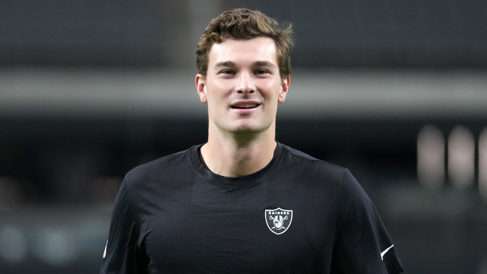 https://www.yardbarker.com/media/7/c/7c762e8f1178d82a84d76461cfafbaf44654c55d/thumb_16x9/raiders-surprise-trade-prepare-fernando-mendoza.jpg?v=1