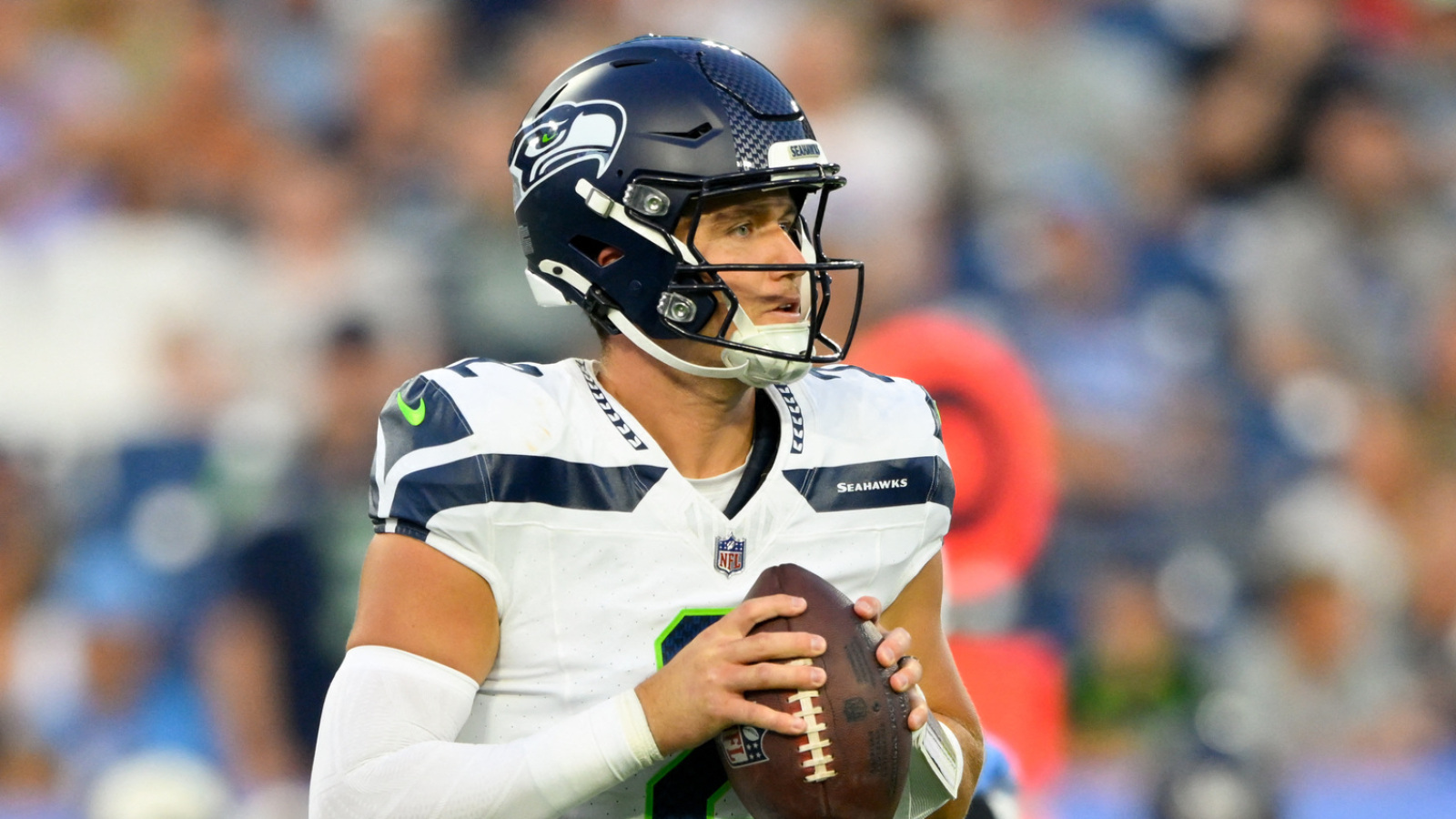 https://www.yardbarker.com/media/7/e/7e5a0a219b8b188ac27e32178f13e81ce50242e5/thumb_16x9/drew-lock-gets-candid-stepping-sam-darnold-win.jpg?v=1