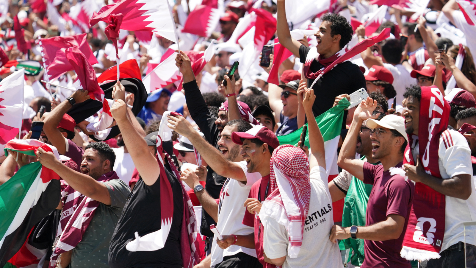 https://www.yardbarker.com/media/7/e/7e6e502f43d0005d0e9ef6f823ee1b24d49a8a3d/thumb_16x9/qatar-delivers-first-stunner-world-cup-tie-vs.jpg?v=1
