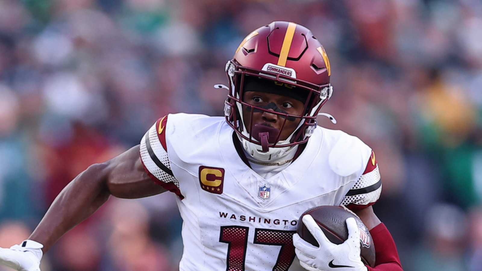 https://www.yardbarker.com/media/7/e/7e93888801a8b6913f9f09c56f01a298e86ed39d/thumb_16x9/star-player-reportedly-requests-trade-commanders.jpg?v=1