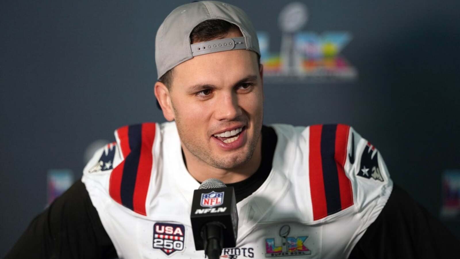 Patriots Extend Contract with Tight End Hunter Henry