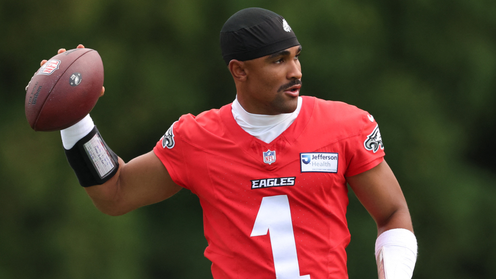 https://www.yardbarker.com/media/7/f/7f18f0edbbc8efc6a1bffc2623d4a29d2f6b1c23/thumb_16x9/eagles-jalen-hurts-sounds-ecstatic-aj-browns.jpg?v=1