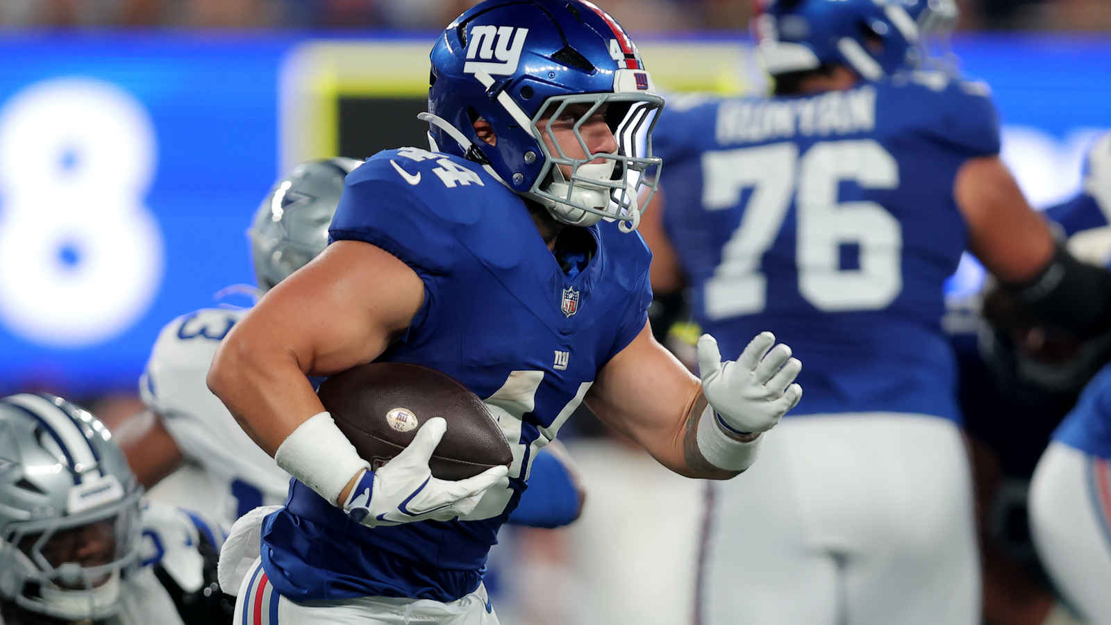 https://www.yardbarker.com/media/7/f/7f6790e6a61b42634309748582ec8ad5fb792b48/thumb_16x9/giants-cam-skattebo-sends-warning-rams-aaron.jpg