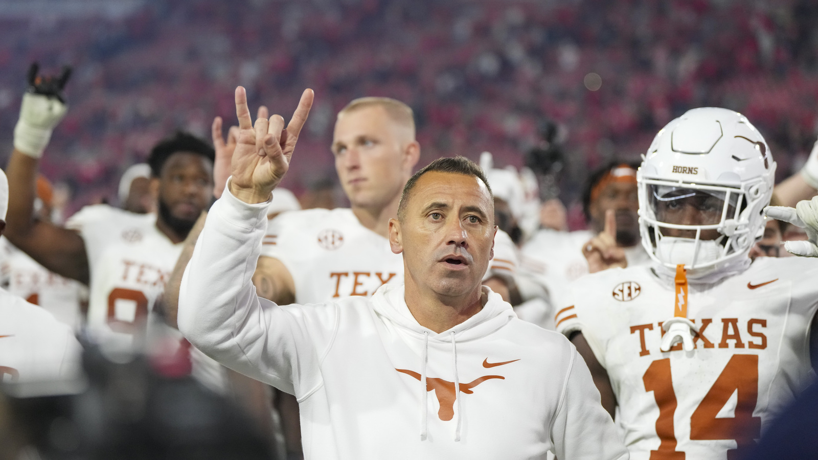 https://www.yardbarker.com/media/7/f/7f7a84831607b12fd2e9266354fa82d2be10d8cf/thumb_16x9/texas-steve-sarkisian-stunning-move.jpg?v=1