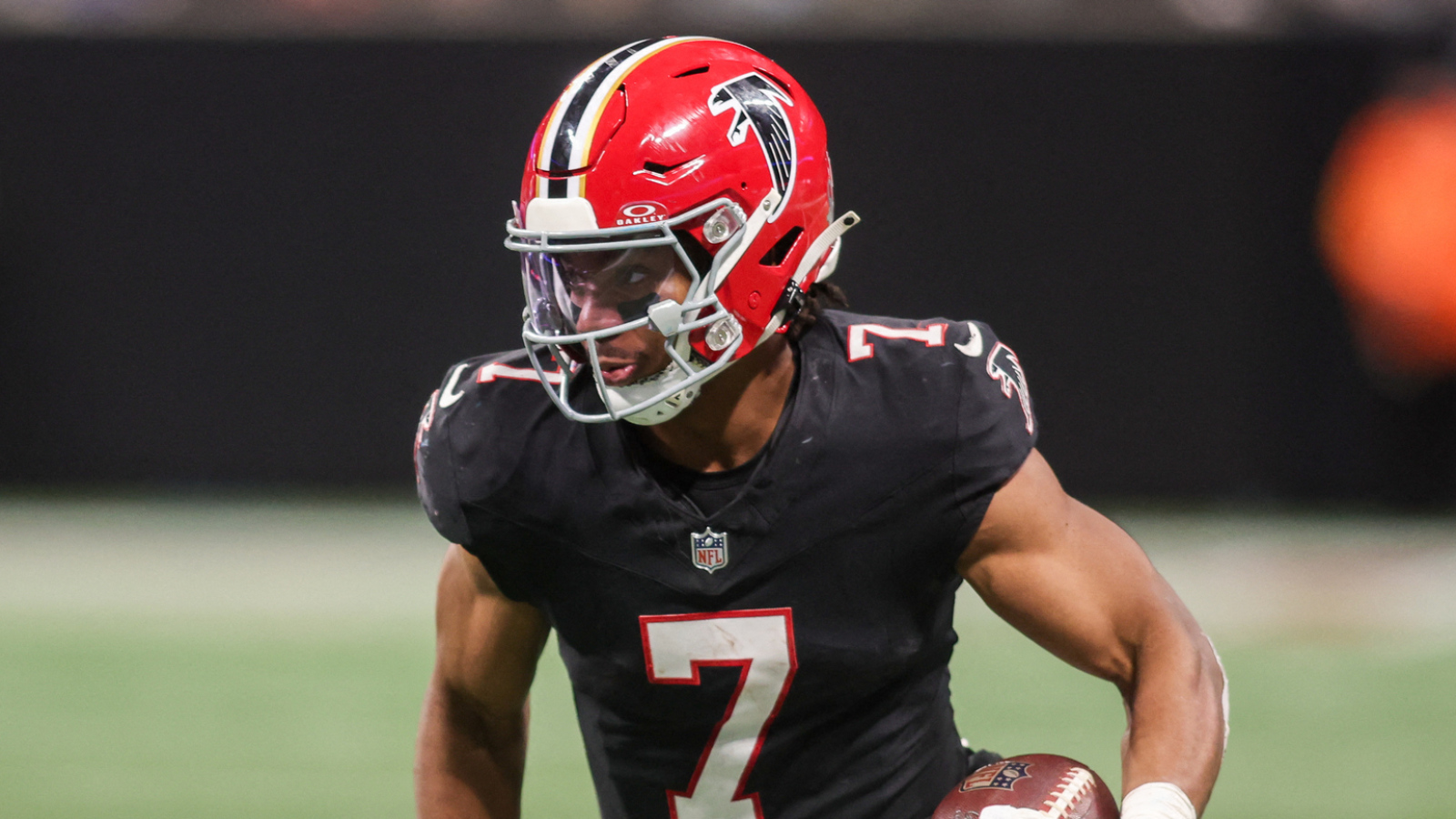 https://www.yardbarker.com/media/7/f/7ff2016c192a828330700992460a6df33333e108/thumb_16x9/insiders-pick-nfls-best-running-back-between.jpg?v=1