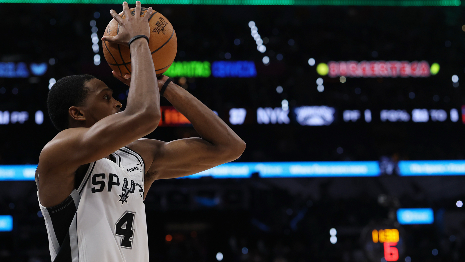 Analyst pitches blockbuster De'Aaron Fox trade the Spurs should fully ignore