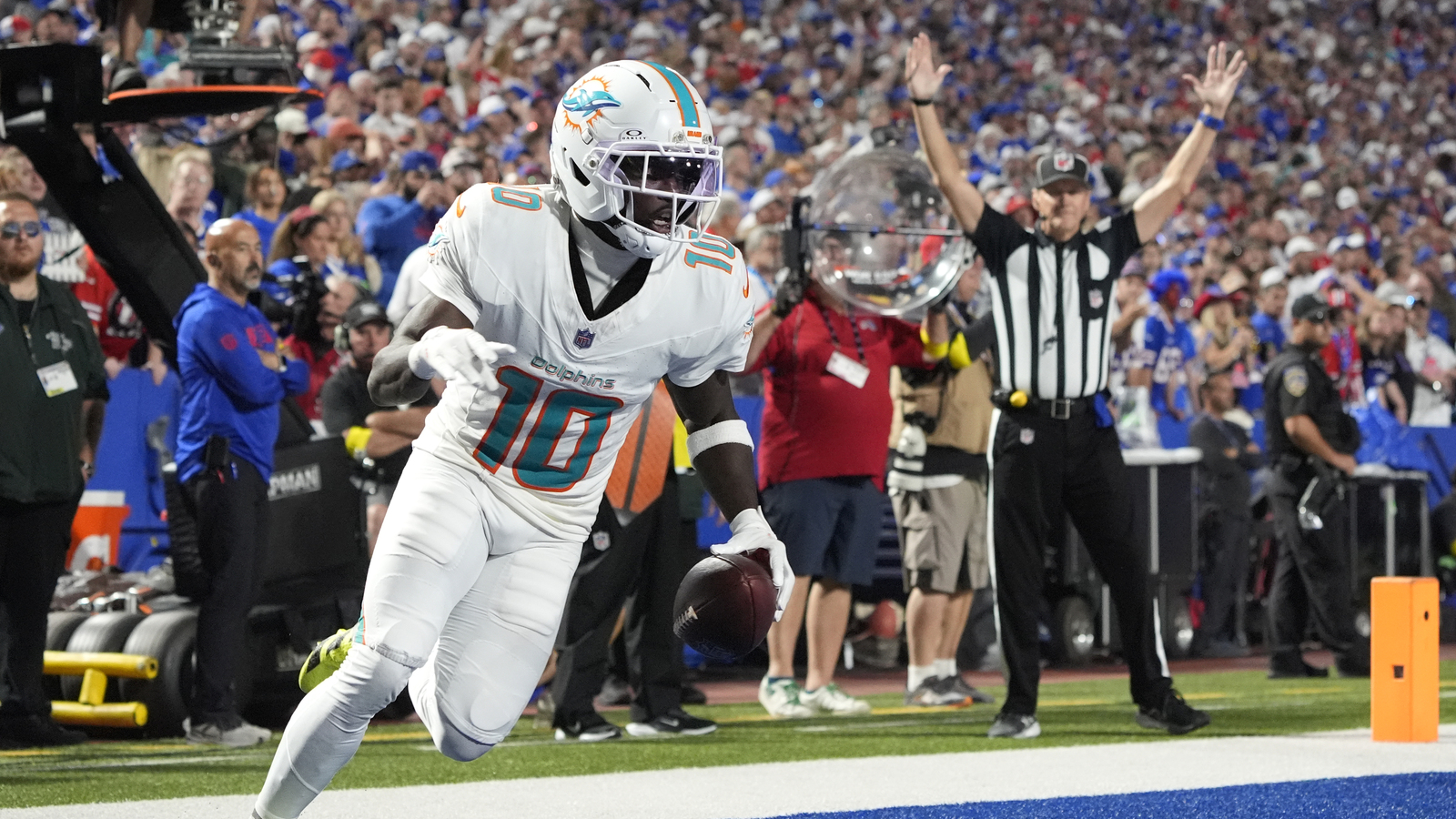 AFC Notes: Justin Fields, Tyreek Hill, Dolphins, Jets, Patriots