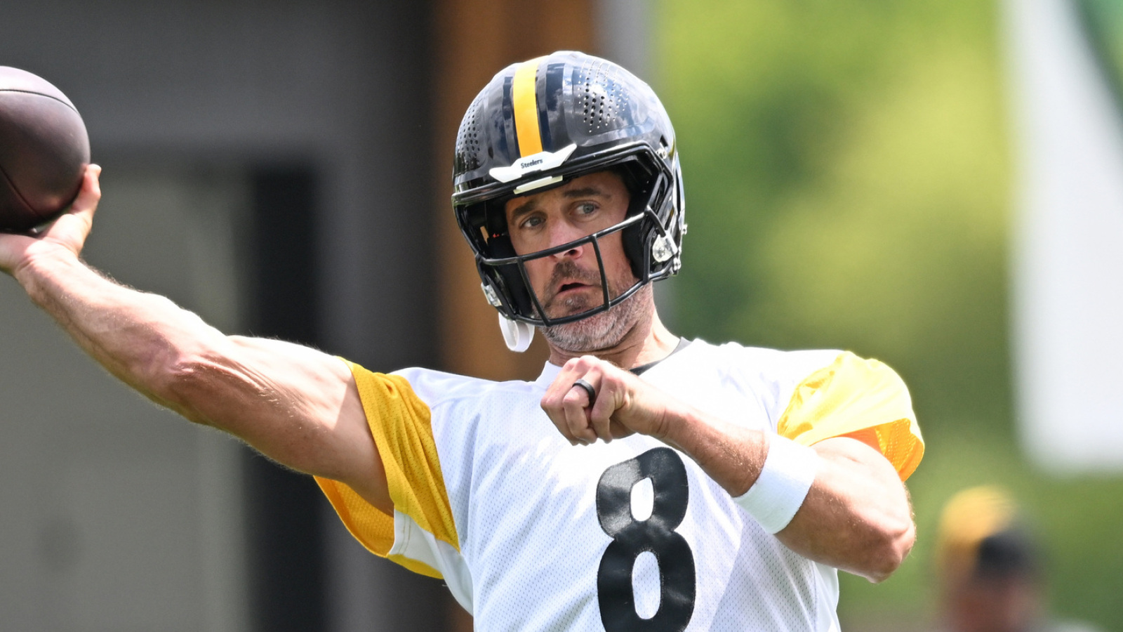 https://www.yardbarker.com/media/8/1/8109710a47f54675c0a6c12d4887c321ffe5f732/thumb_16x9/aaron-rodgers-explained-steelers-mason-rudolph.jpg?v=1