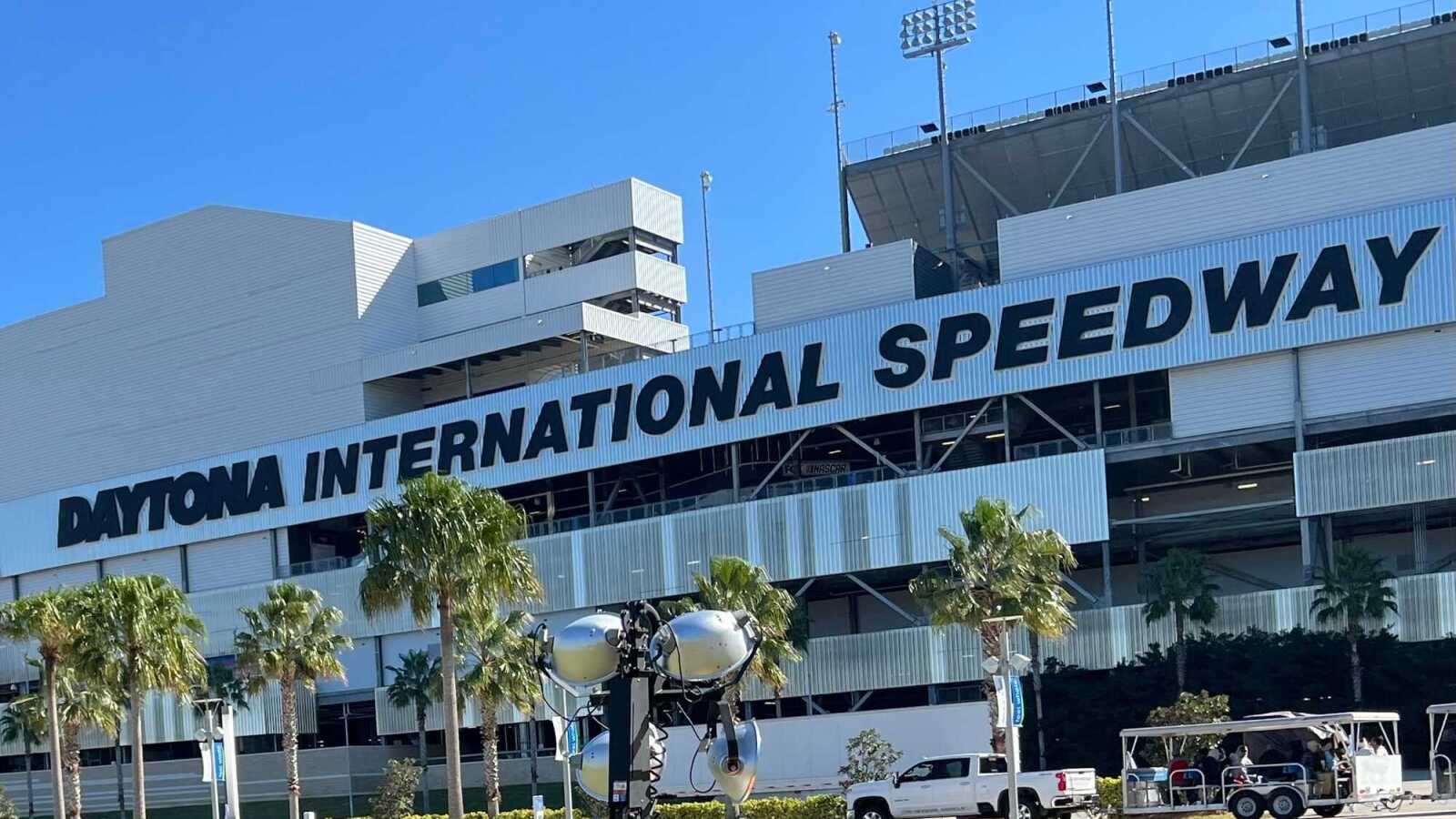 https://www.yardbarker.com/media/8/1/811005b6e9dd4d0137cb20b2e5a0ecf97a50db9d/thumb_16x9/nascar-coke-zero-sugar-400-preview.jpg?v=1