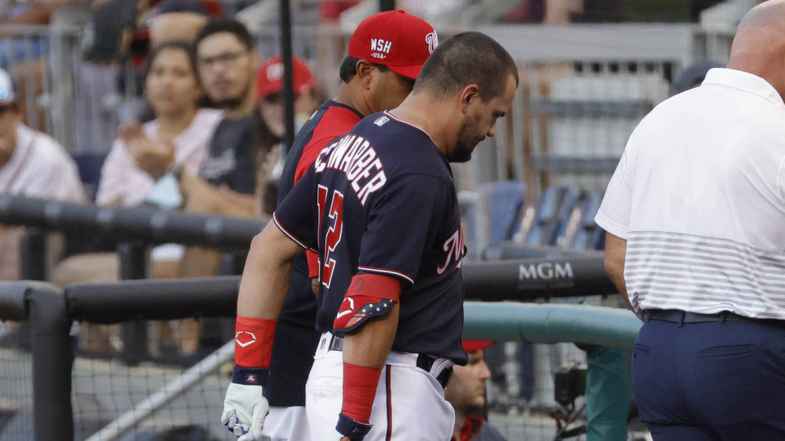 Kyle Schwarber leaves game with apparent leg injury