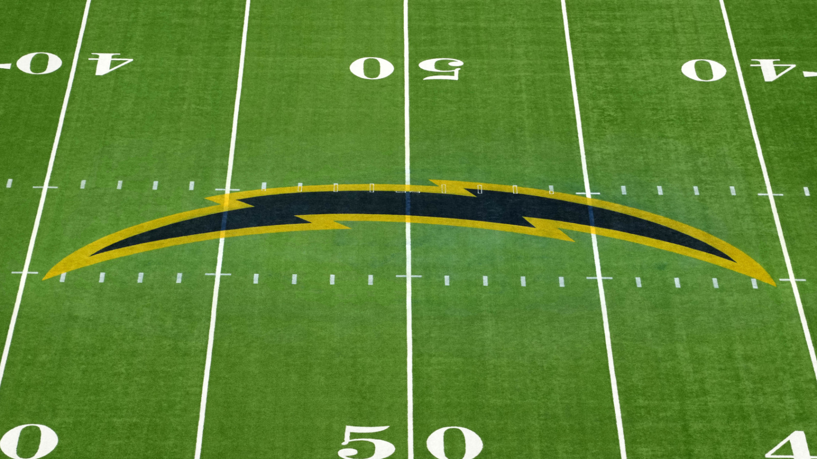 https://www.yardbarker.com/media/8/1/819b8f6d82a78d720f1905e91d72ba010e90579c/thumb_16x9/usa-today-nfl-uniforms-ranking-right.jpg?v=1
