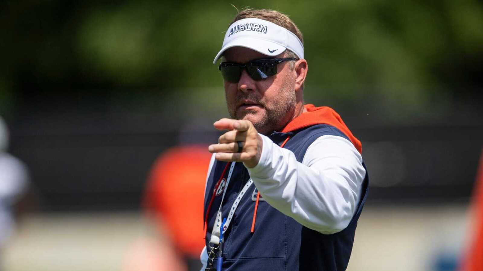 https://www.yardbarker.com/media/8/1/81b9ee4559318f8e5cc5f56d05d51f2f4a408109/thumb_16x9/auburn-tigers-head-coach-hugh-freeze-talks.jpg?v=1