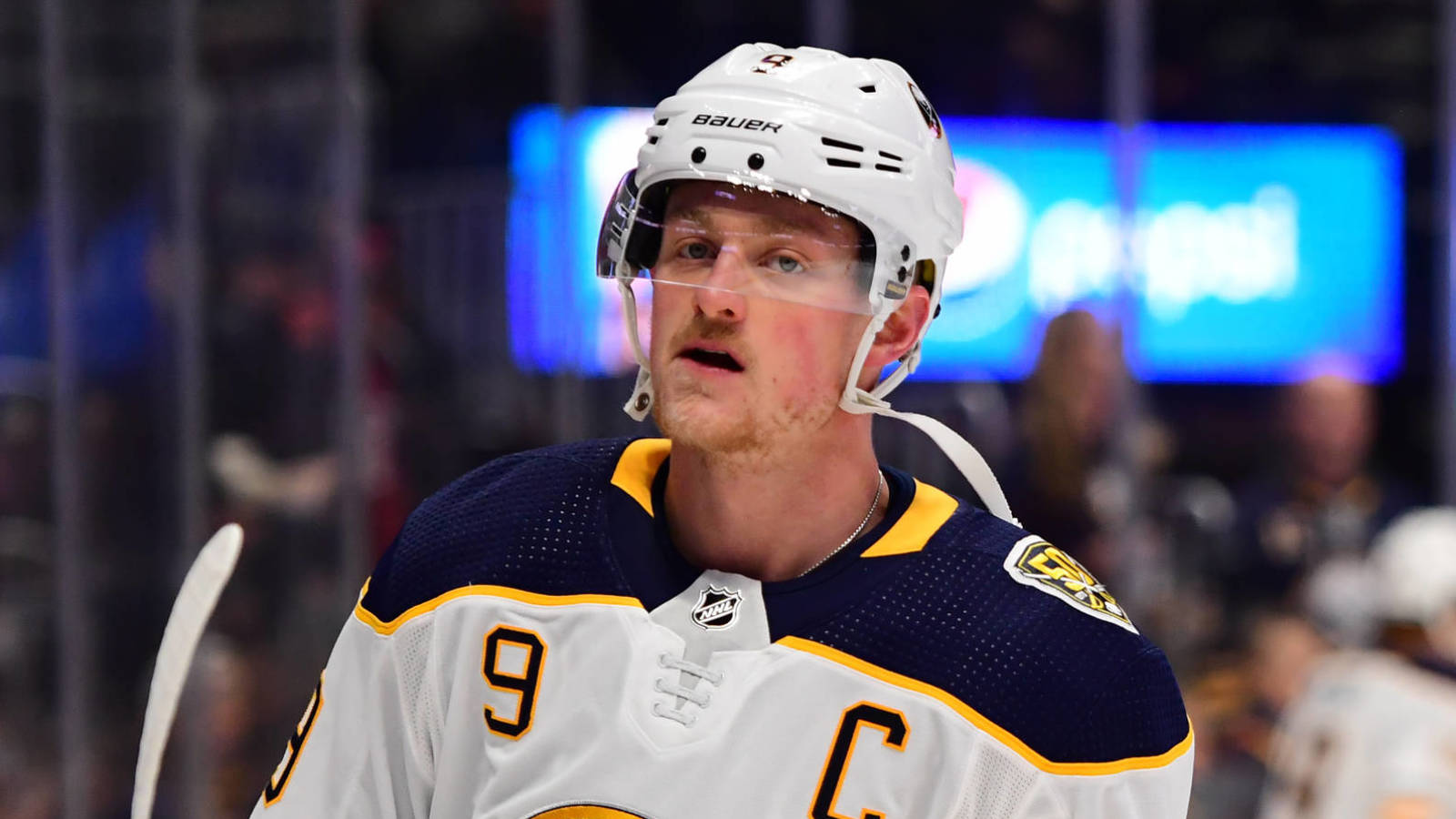 Jack Eichel dari Vegas mengoperasikan dirinya sendiri