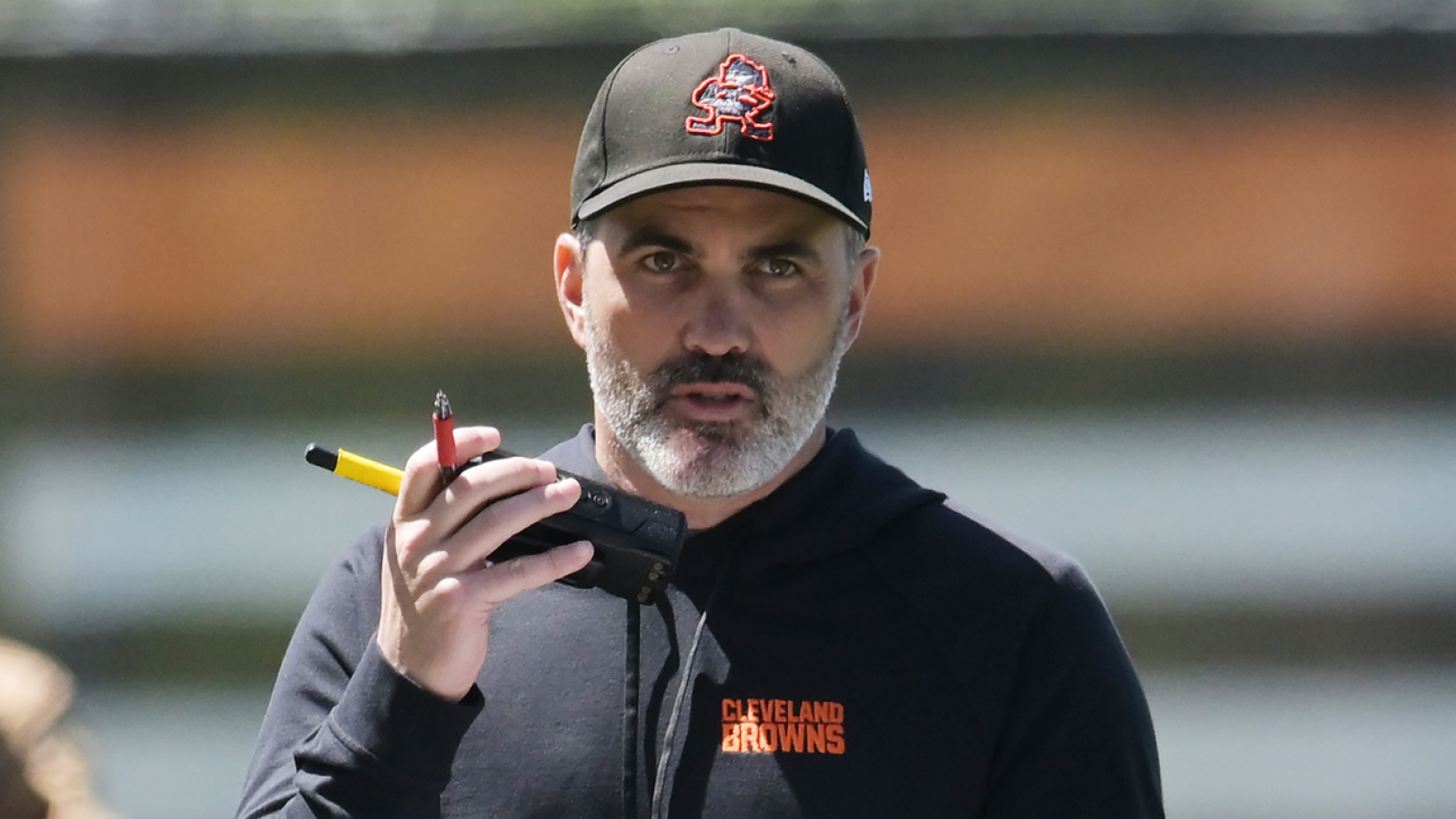 https://www.yardbarker.com/media/8/1/81e0a4ce335e6b1f9881b779afbe742362d77b33/thumb_16x9/browns-hc-gives-timeline-on-starting-qb-decision.jpg?v=1