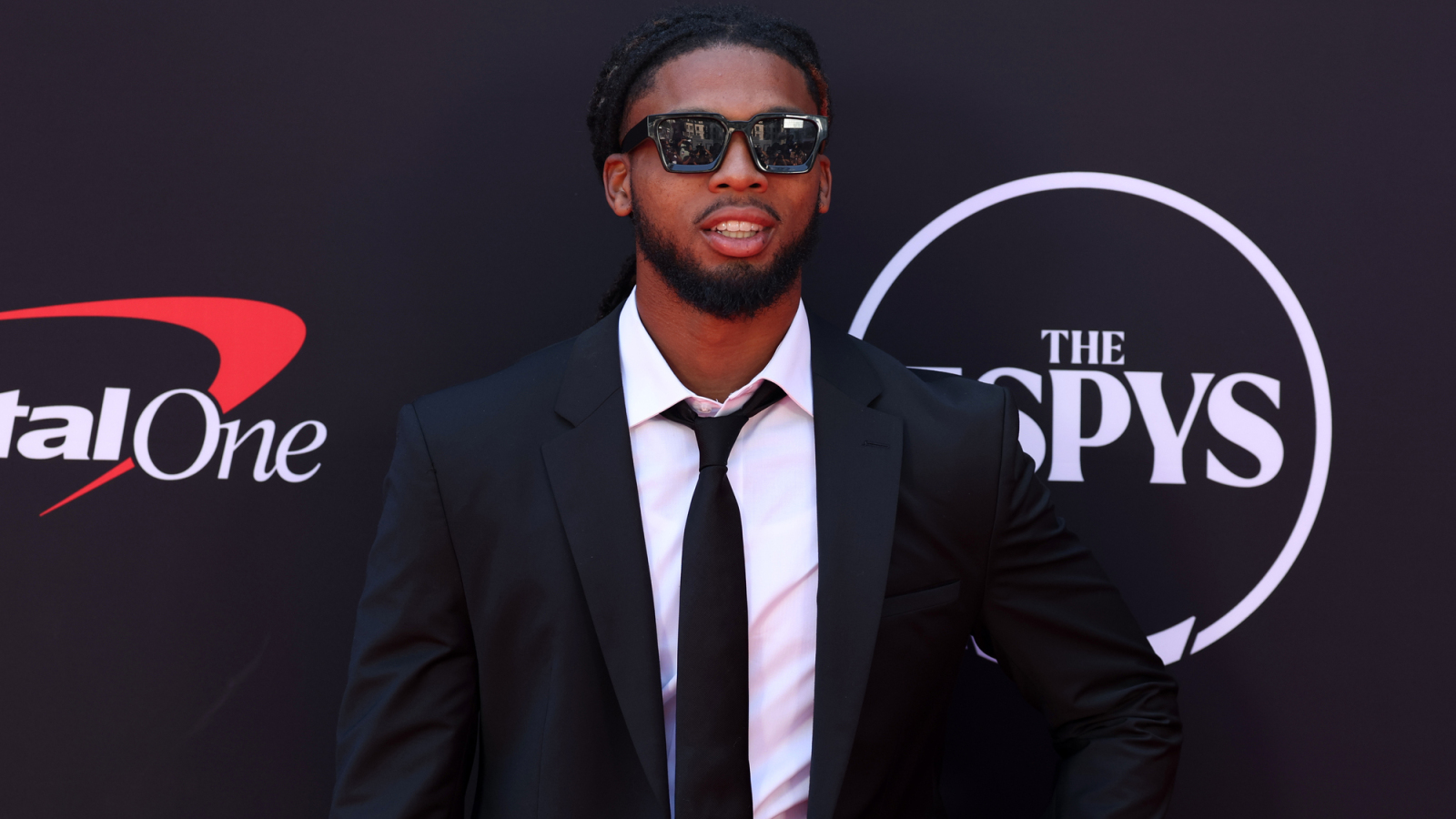 Watch ESPYs cameraman bizarrely focuses on Damar Hamlin when Steve