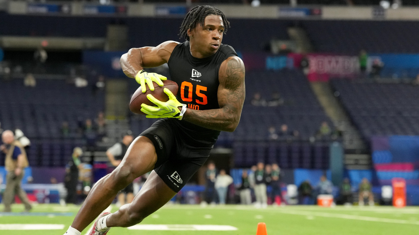 https://www.yardbarker.com/media/8/2/82a97fb930d2e00d6d6cb3cba6923bfde099f8af/thumb_16x9/feb-28-2026-indianapolis-usa-uconn-wideout-skyler.jpg?v=1
