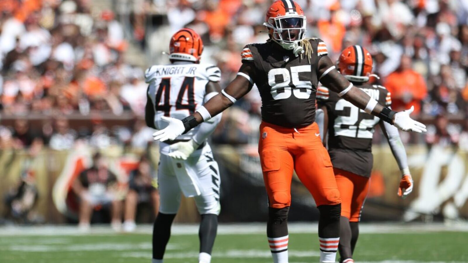 Dolphins Predicted to Sign Tight End David Njoku