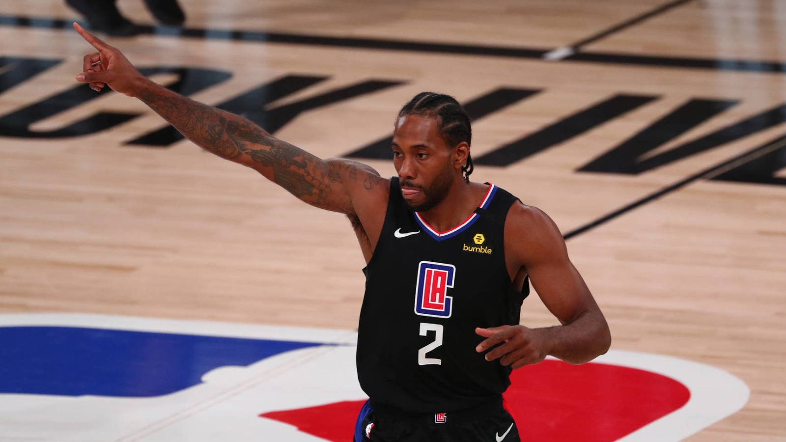 Watch: Kawhi Leonard stares at blank tablet screen before game ...