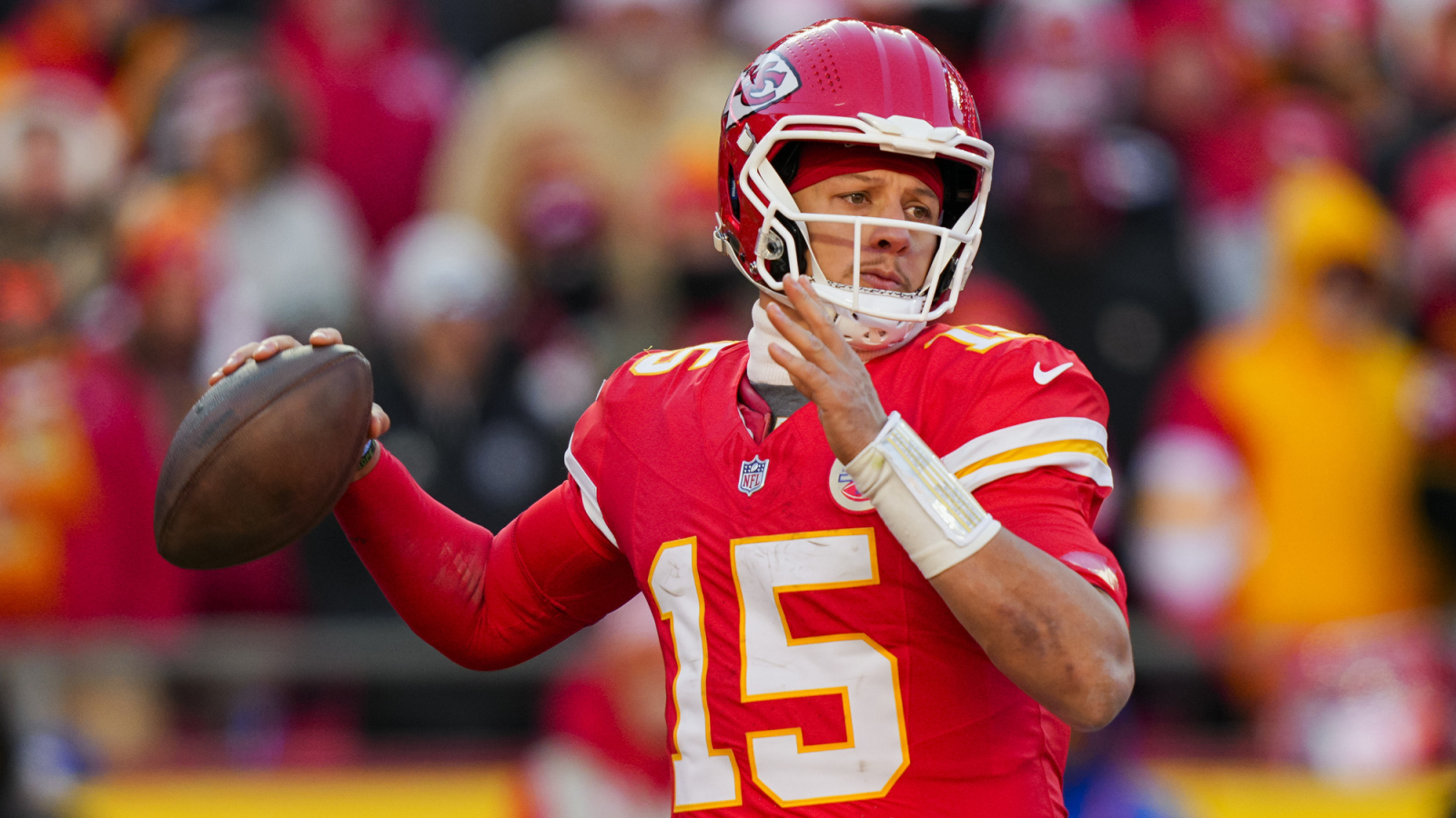 https://www.yardbarker.com/media/8/3/83d196896edf1d6e359a55dccec3d7c3cfa56d2c/thumb_16x9/chiefs-patrick-mahomes-facing-big-question-injury.jpg?v=1