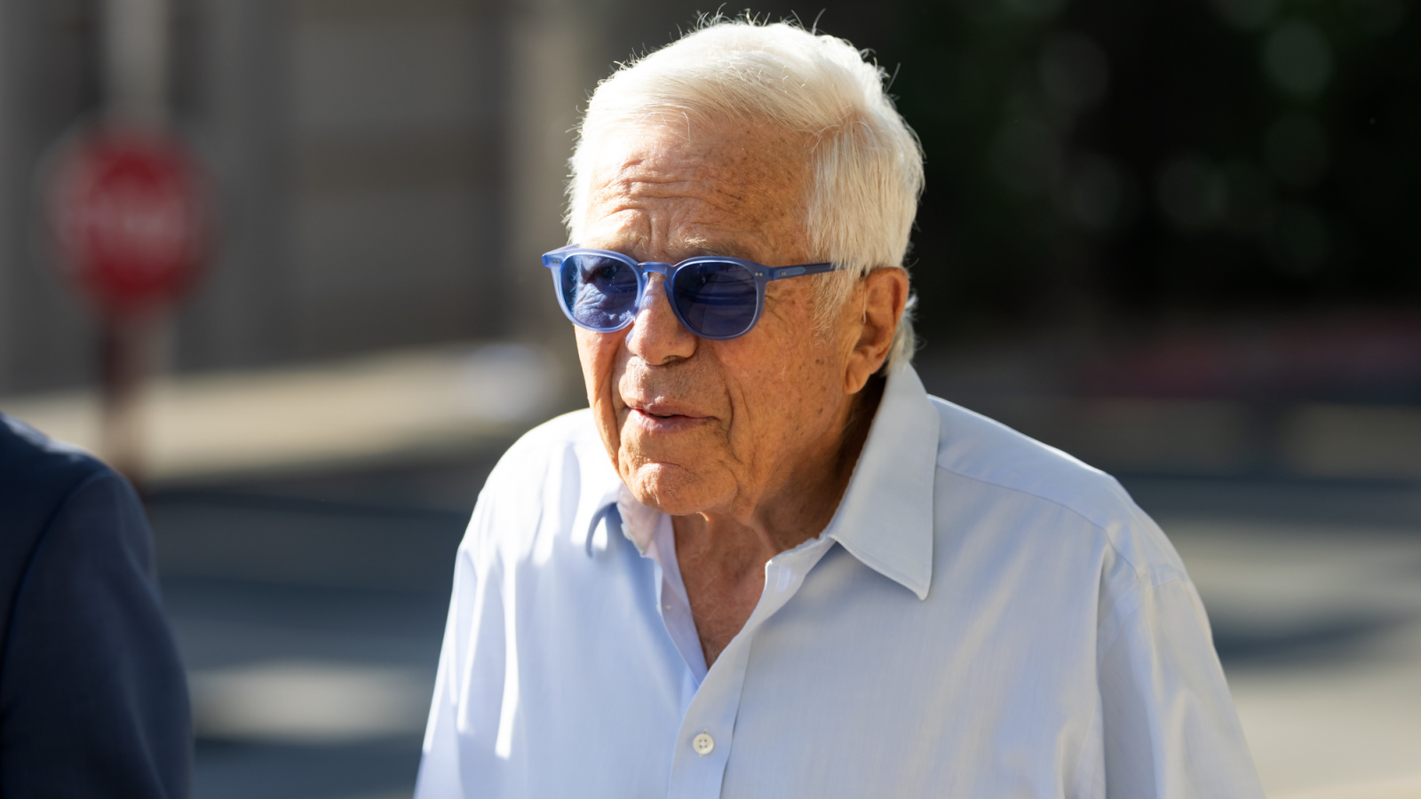 https://www.yardbarker.com/media/8/3/83fb3b69b54e2cd35e5e258a800c65e23e55fe69/thumb_16x9/pats-owner-robert-kraft-confident-18-game-nfl.jpg?v=1