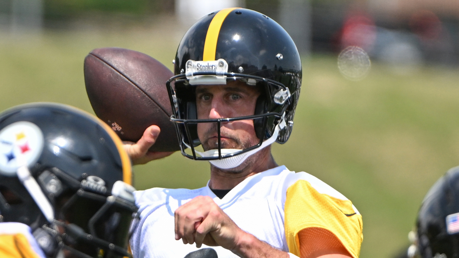 https://www.yardbarker.com/media/8/4/84849182b9d52023dae88b6367d03c71f963af60/thumb_16x9/steelers-offense-different-rodgers-as-starting-qb.jpg?v=2