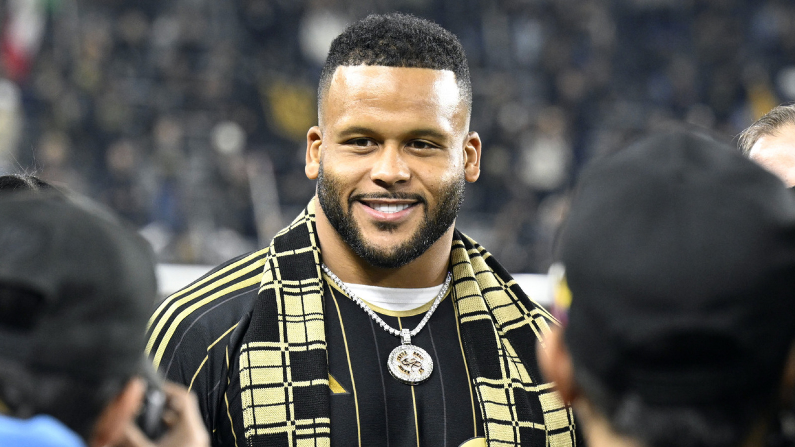 https://www.yardbarker.com/media/8/4/84fb0eb51ef98620fcc56df9f062cce96fb4cef5/thumb_16x9/fresh-update-aaron-donald-possibly-returning-rams.jpg?v=1