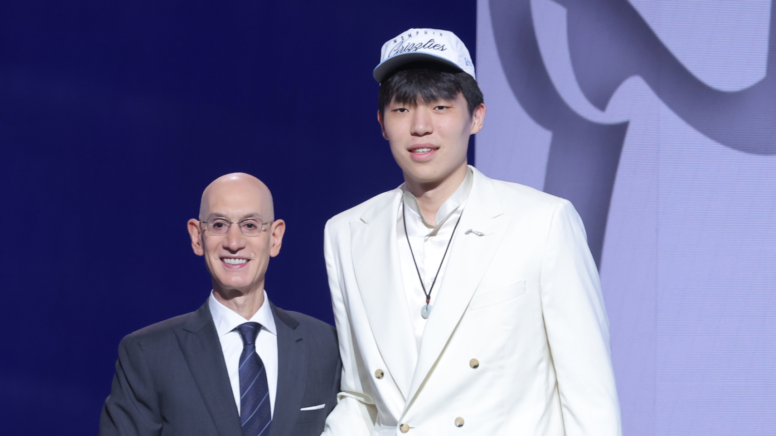 https://www.yardbarker.com/media/8/4/84ffbf46f14cce48a686389402fcfc4936bdae22/thumb_16x9/7-foot-rookie-looks-steal-nba-draft.jpg?v=1